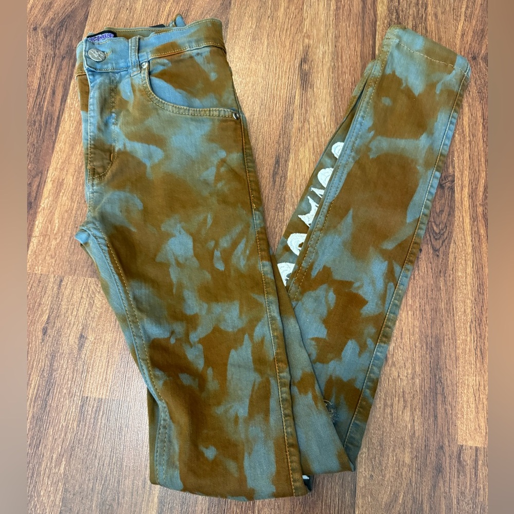 Culture Vulture Men’s Sz 28 Grunge Distressed Skinny Jeans with Embroidered Logo - Picture 4 of 11
